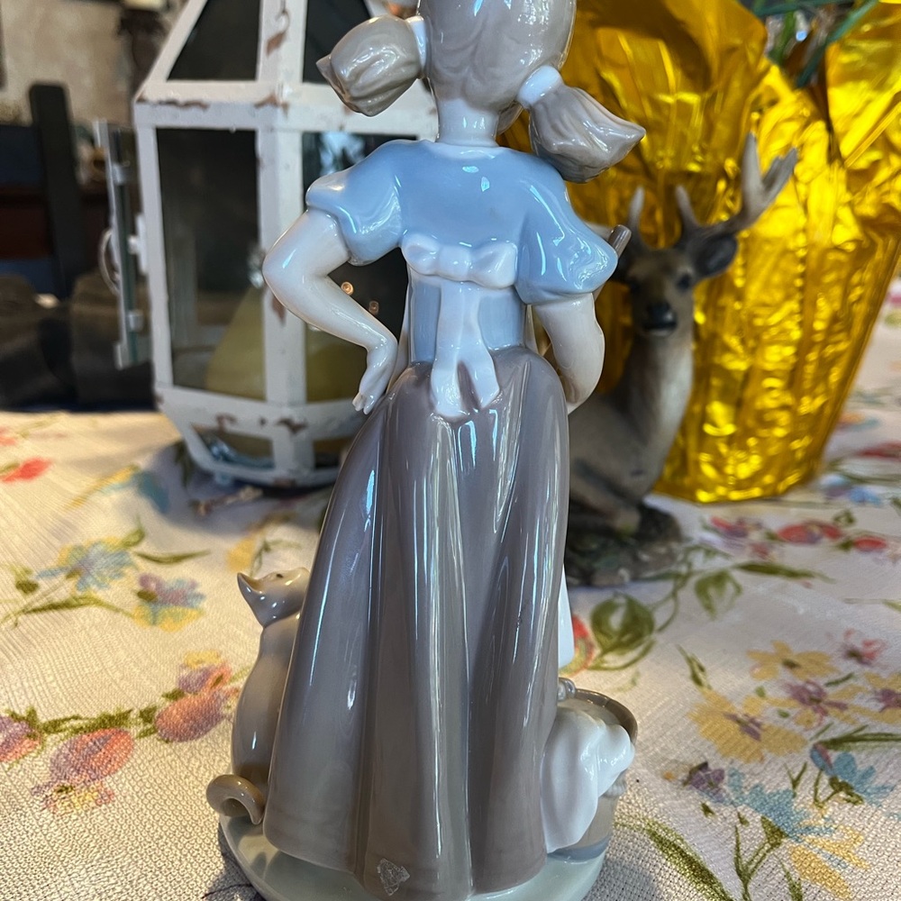 Lladro Charming Blue and White Porcelain Figurine - Picture 3 of 9
